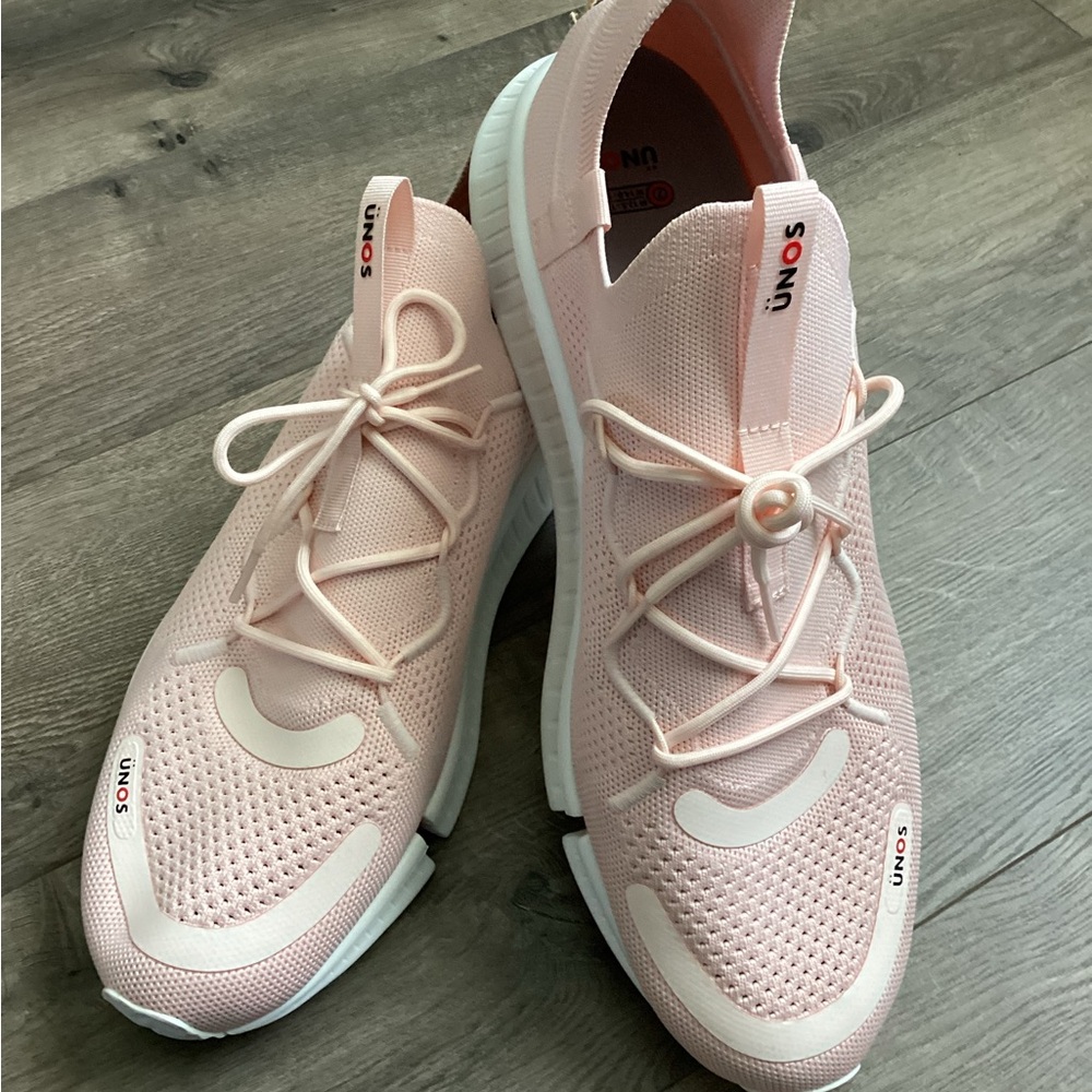NWT Unos men’s size 12.5-13.5/ women’s size 14-15 athletic shoes